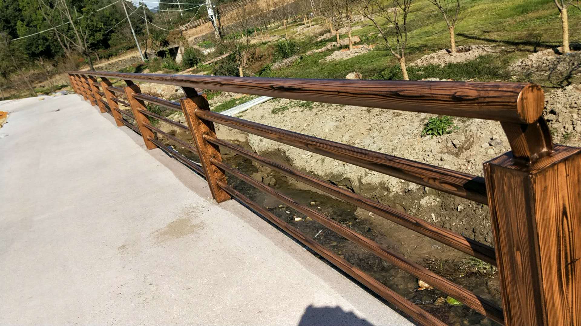 滨海新区混凝土护栏仿木纹项目