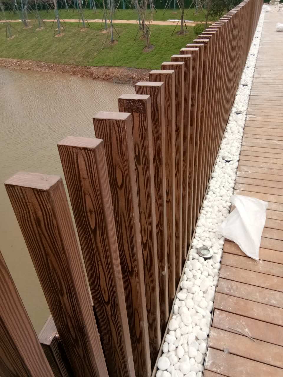滨海新区钢管护栏木纹漆施工项目