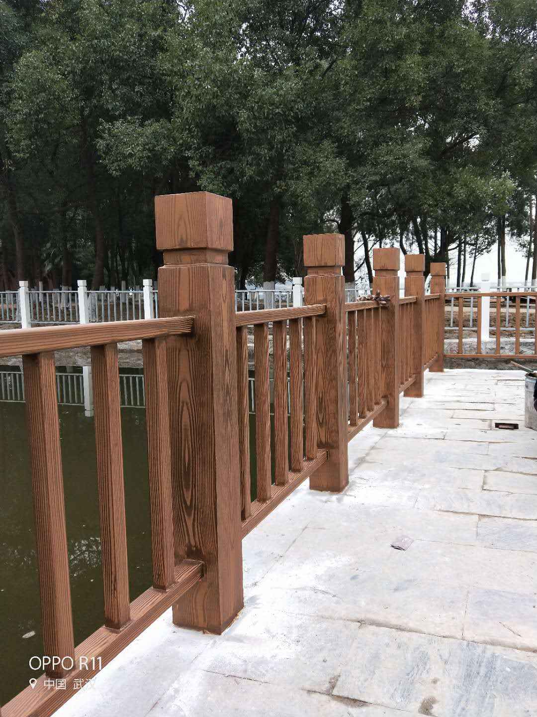 滨海新区河道护栏木纹漆施工项目